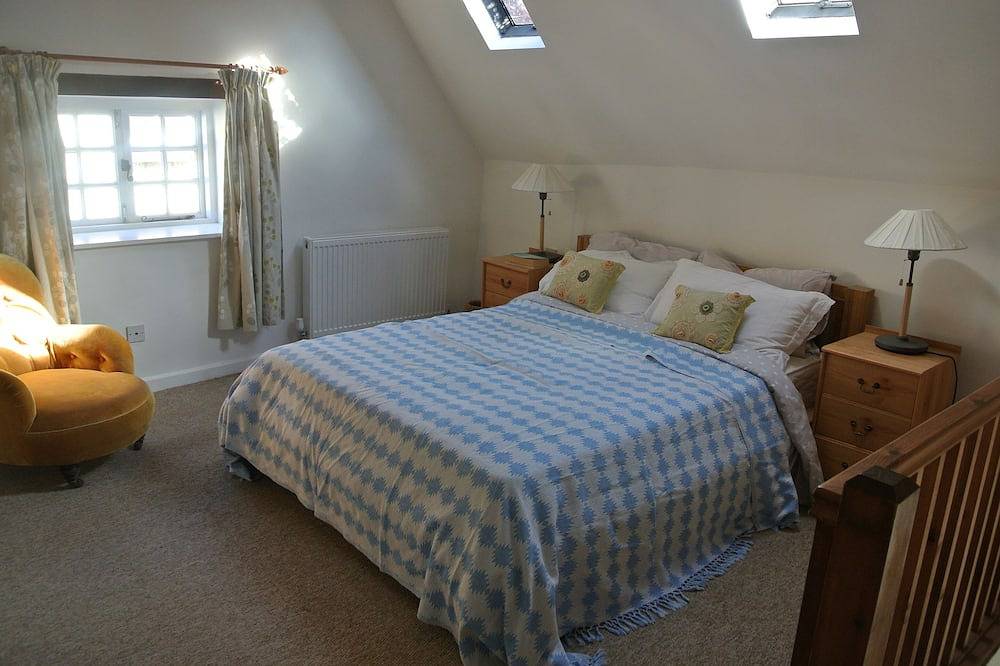 Oxford. C16th Cottage In Courtyard Setting. Garden.  Parking. Free Wifi. in Wheatley, Oxfordshire