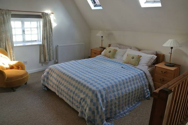 Oxford. C16th Cottage In Courtyard Setting. Garden.  Parking. Free Wifi. in Wheatley, Oxfordshire