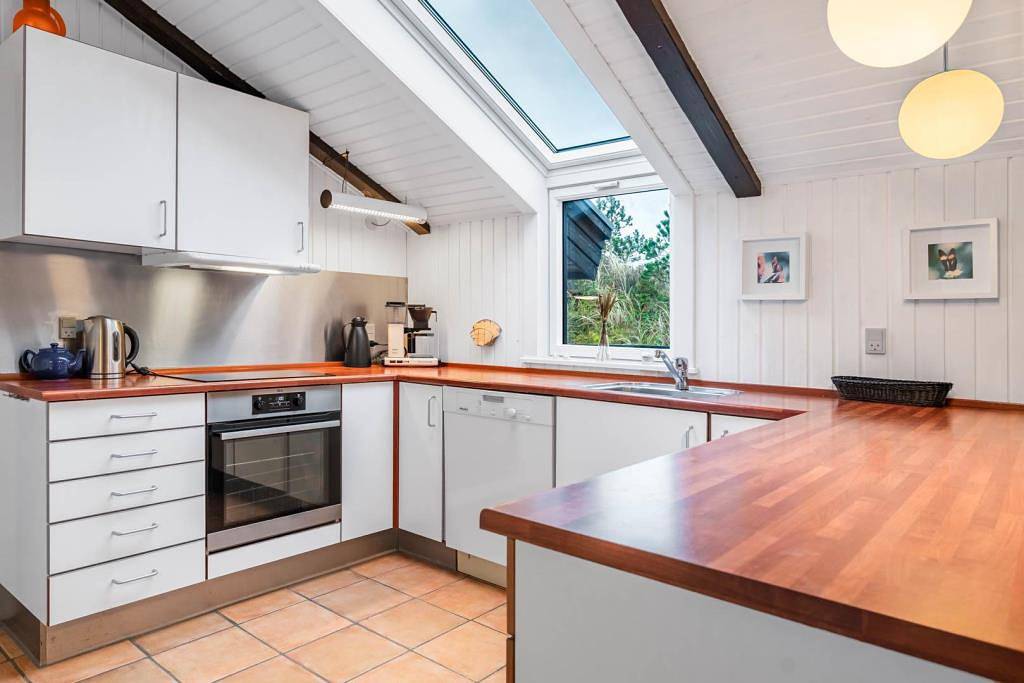 Wunderschönes, erhöht gelegenes Ferienhaus auf einem Dünengrundstück in Wassernähe. in Henne, Varde