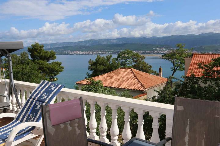 Apartamento vacacional entero, Apartamento vacacional con aire acondicionado y sólo 60 metros de la playa in Silo (Krk), Krk (isla)