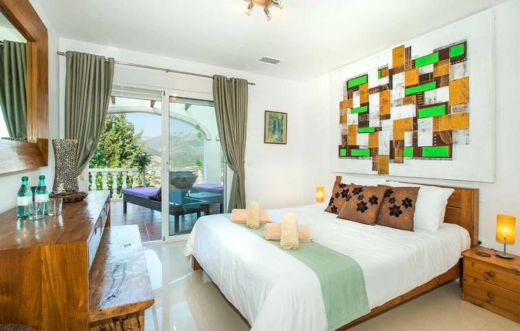 Location de vacances pour 8 personnes, avec piscine ainsi que vue et jardin à Orba - 4