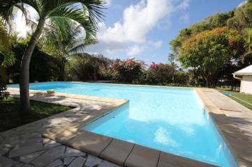 Cottage pour 8 personnes, avec piscine ainsi que balcon et jardin, adapté aux familles dans Anse Tarare