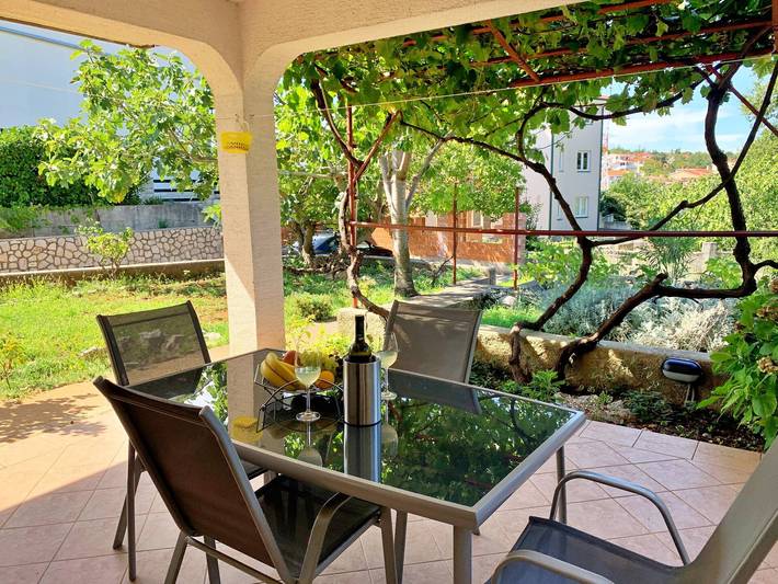 Ganze Wohnung, Apartment Viola - 300 m vom Meer, Terrasse, Haustiere wilkommen, Garten, Waschmaschine in Silo (Krk), Krk