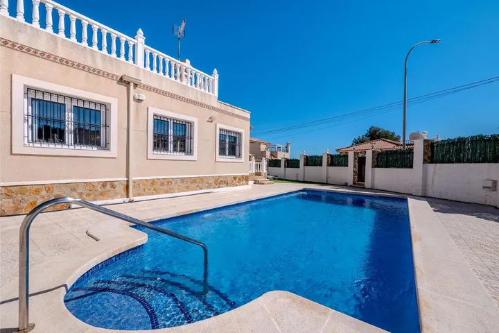 Chalet para 6 personas, con piscina y jardín - 1