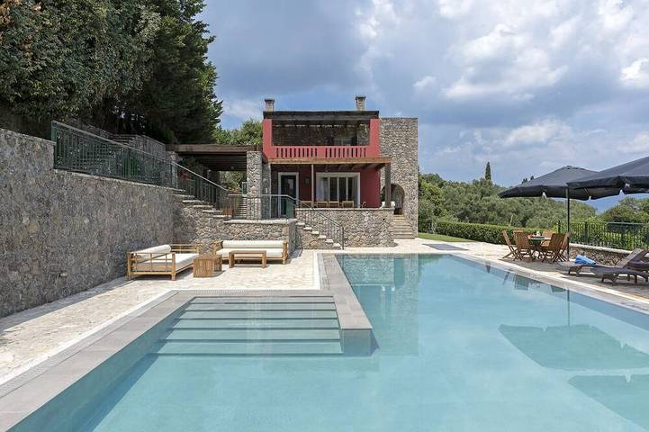 Villa for 14 people, with balcony and garden in Corfu