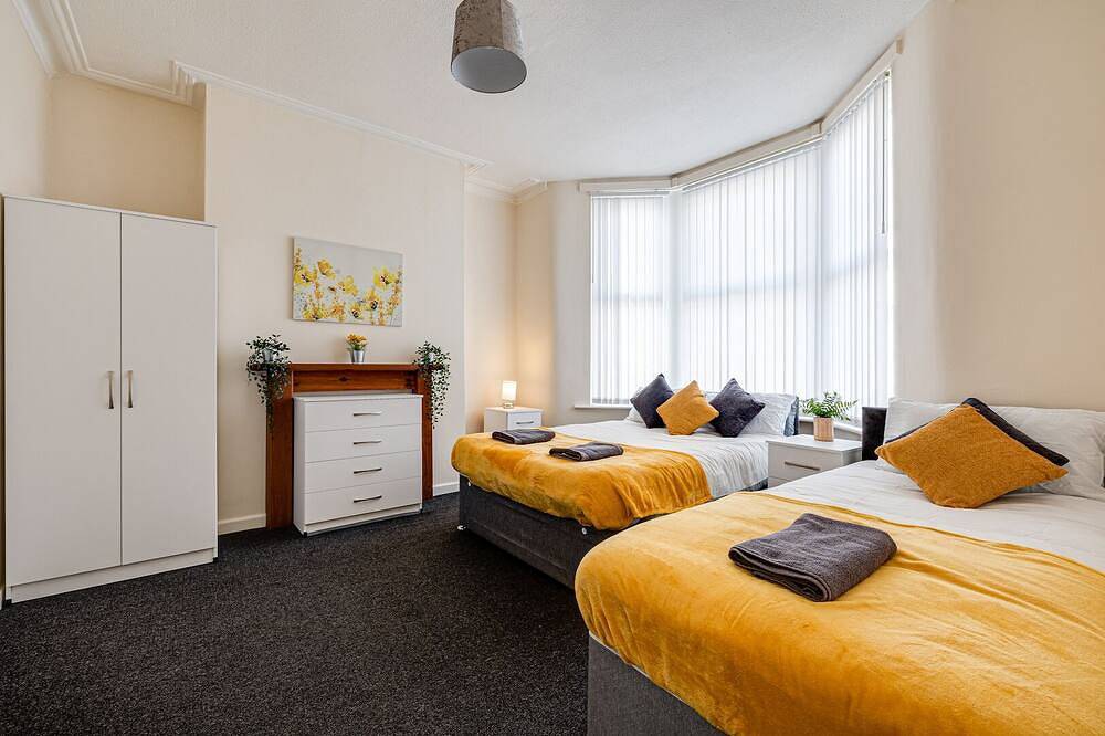 Spacious 5 bed house next to Kirkdale Station in Merseyside