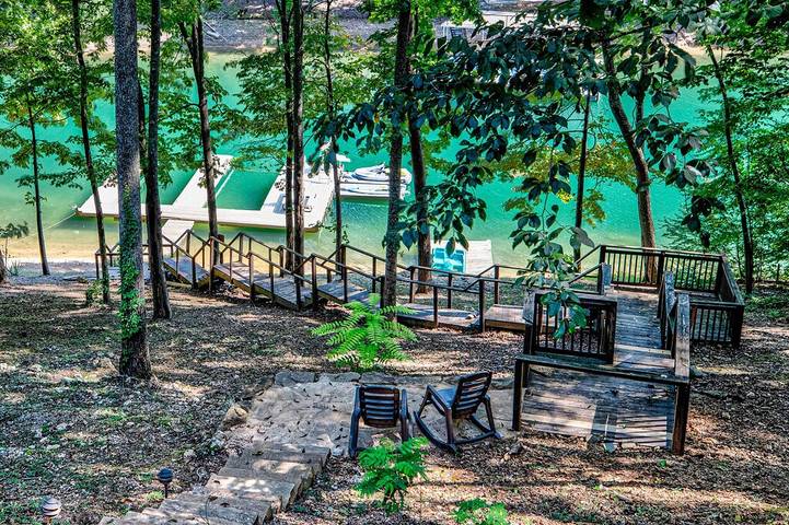 Log cabin for 14 people, with terrace and yard in Norris Lake