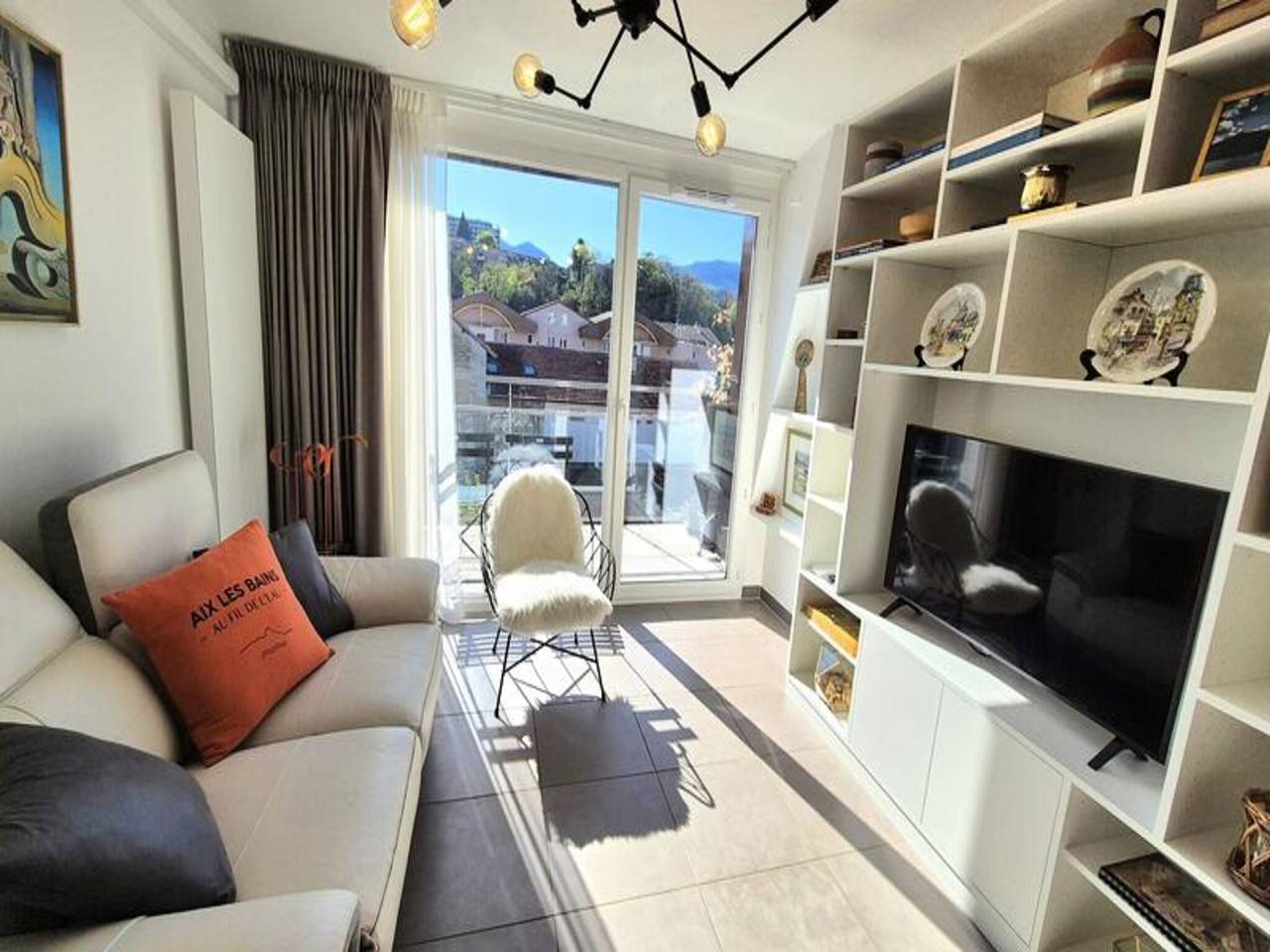 Entire apartment, Apartment near Lake Bourget with Balcony in Aix-les-Bains, Chambéry region