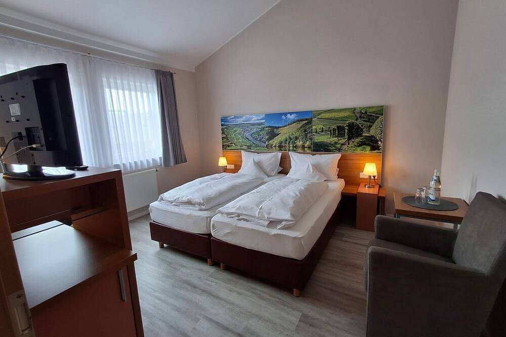 Linden's Pension-Restaurant - Doppelzimmer Dusche/Wc in Ayl, Landkreis Trier-Saarburg