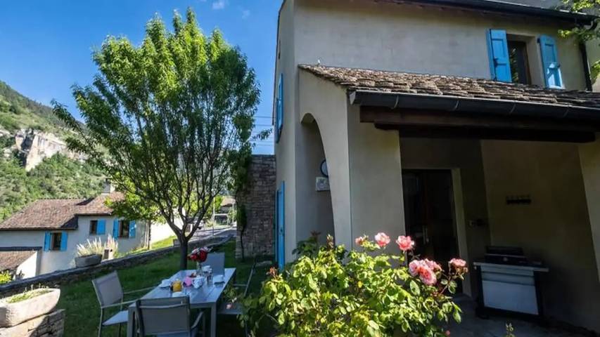 Gîte pour 5 personnes, avec terrasse et piscine, animaux acceptés dans Massegros Causses Gorges