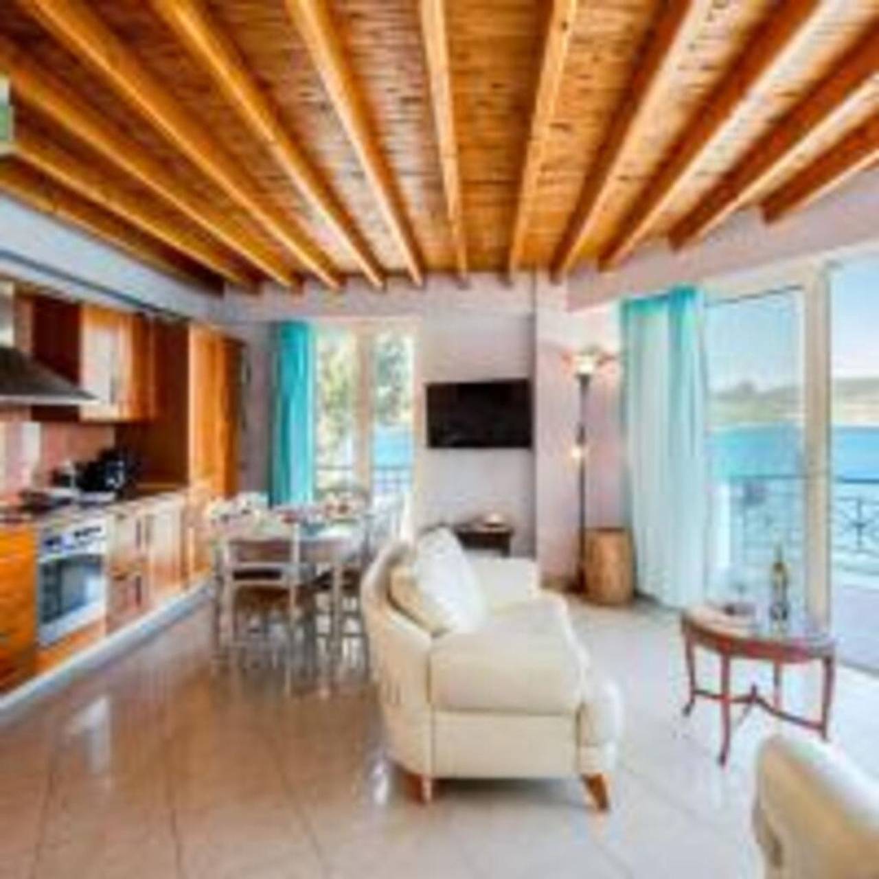 Ολόκληρο το διαμέρισμα, Salty Breeze Beachfront Apartment in Λυγιά, Ελλάδα