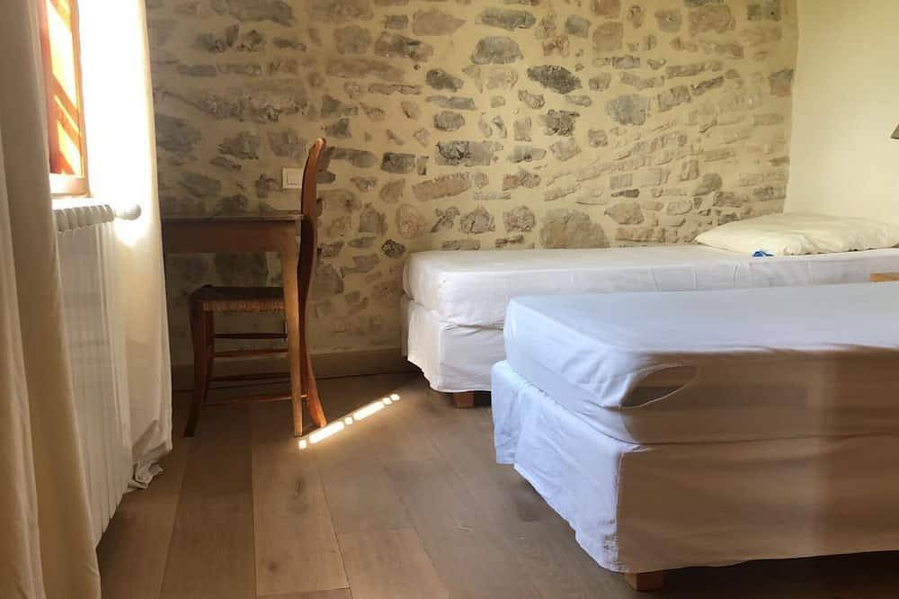 Former sheepfold in an old village with garden and swimming pool in Saint-Mathieu-de-Tréviers, Montpellier region
