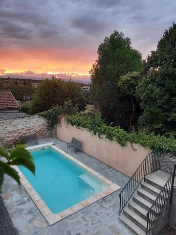 Location de vacances pour 10 personnes, avec jardin ainsi que vue et piscine à Villeneuve-de-Berg