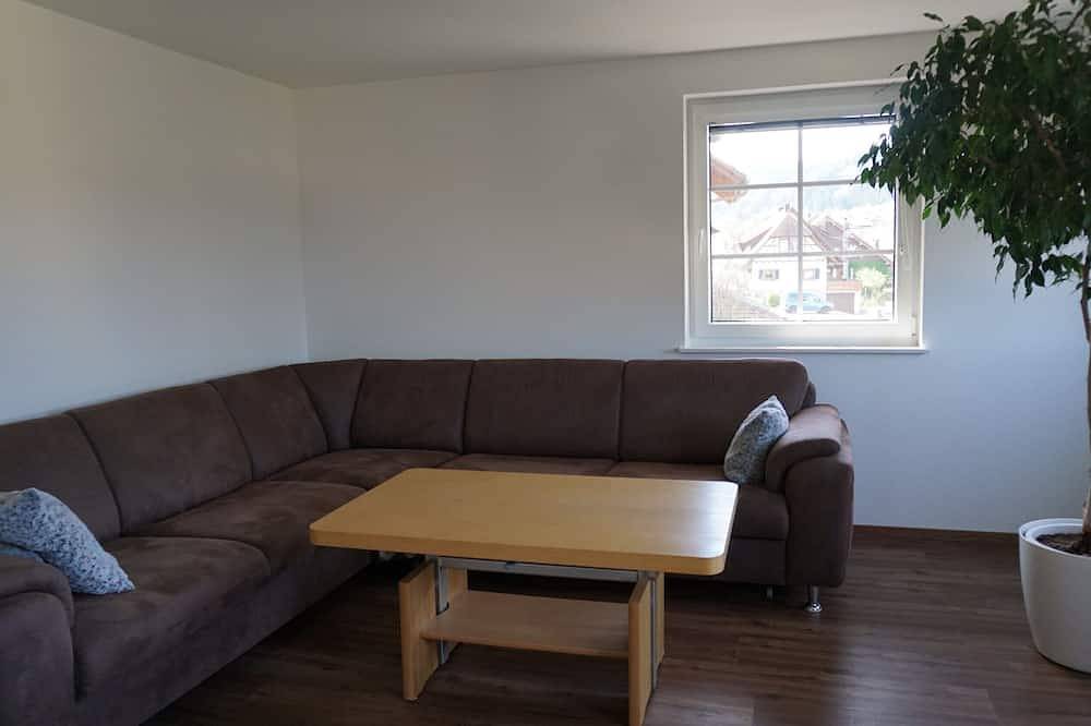 Apartamento inteiro, Apartamento 'Ferienwohnung Anna Durbach' com Varanda, Wi-Fi e Ar Condicionado in Durbach, Central Black Forest