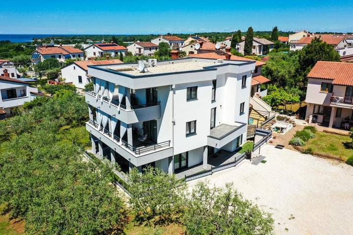 Ferienhaus mit Meerblick für 10 Personen, mit Ausblick und Garten in Poreč