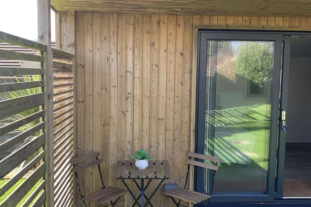 1 Bed Cabin. Parking. Private & secure Garden. Pets welcome. Nr to beaches/walks in Cornwall