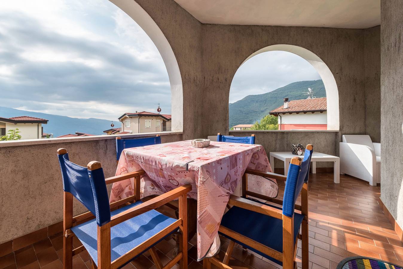 Appartamento intero, Appartamento Ciliegio Casa Demonti con vista sulle montagne, piscina, giardino e Wi-Fi in Tignale, Prealpi Gardesane