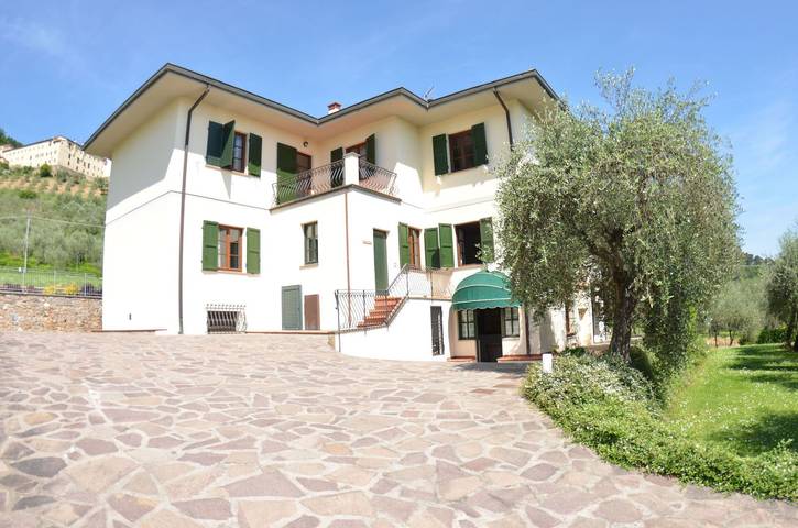 Villa for 16 people, with pool and terrace, with pets in Lucca