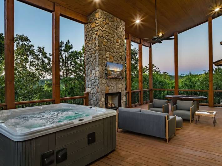 Vacation rental for 15 people, with balcony and yard, kid friendly in Oklahoma