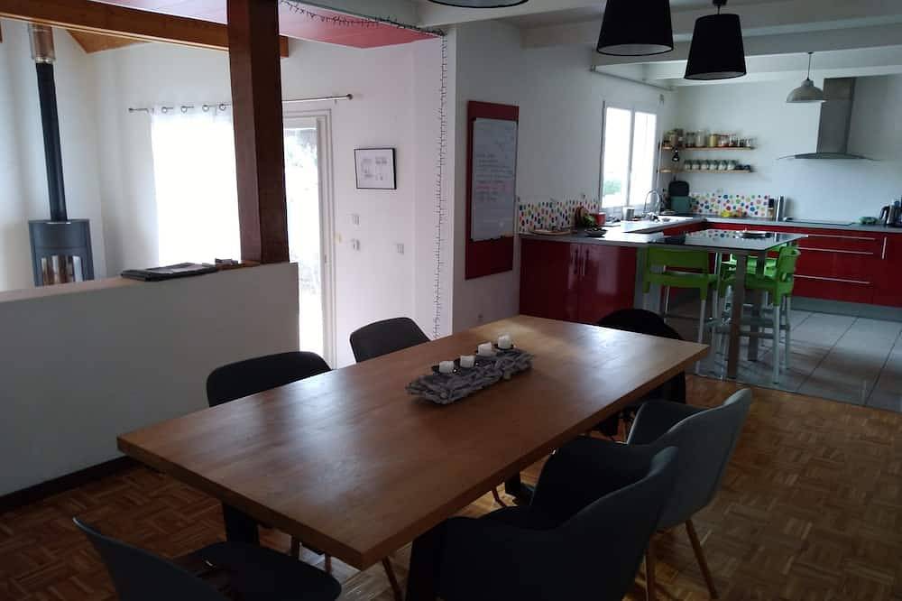 House with enclosed garden for seaside vacations in Locmiquélic, Côte des Mégalithes