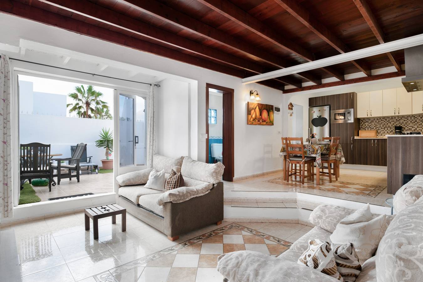 Entire apartment, Vacation Apartment 'Casa Valentina 2' with Shared Pool, Shared Terrace and Wi-Fi in Montaña Roja, Yaiza