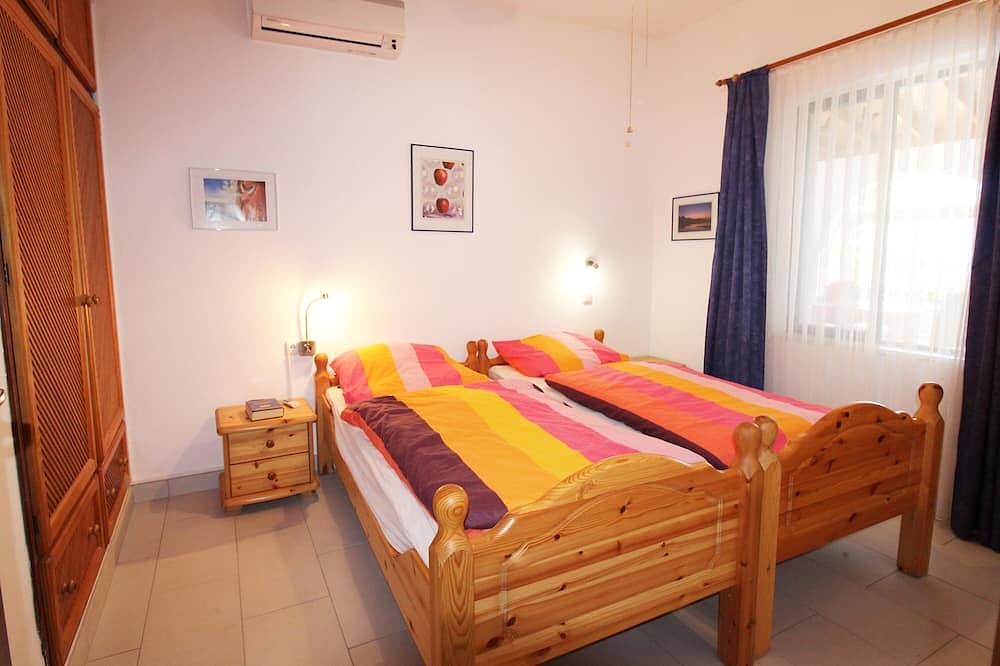 Great quiet vacation home for 4 people with private pool and large garden in El Paso (La Palma), La Palma South