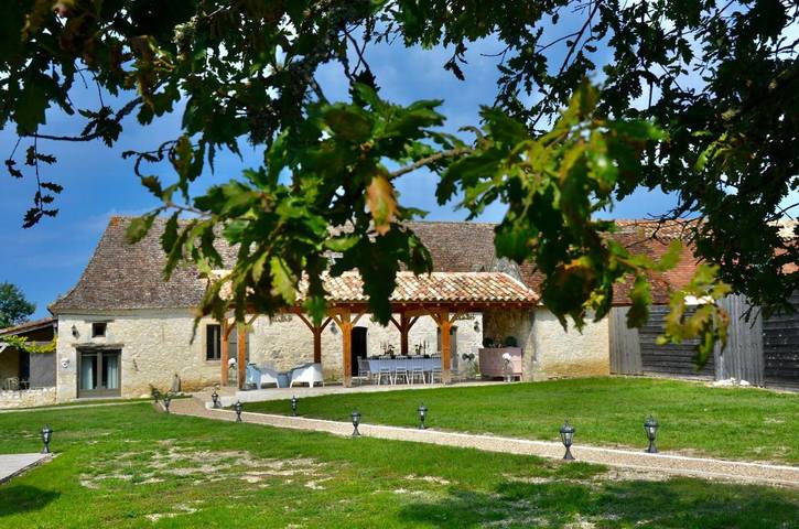 Location de vacances pour 10 personnes, avec Terrasse et Jardin ainsi que Piscine et Vue à Montaut (Dordogne)