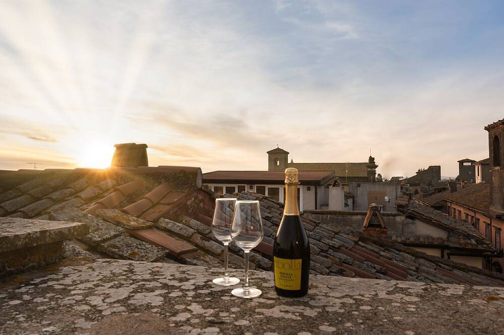 Entire apartment, Cozy attic in a prestigious historic building, medieval center Viterbo in Viterbo, Viterbo Province