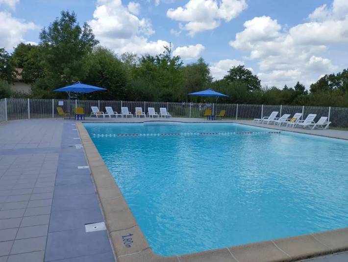 Appartement de vacances pour 4 personnes, avec terrasse ainsi que piscine et vue sur le lac dans les Deux-Sèvres