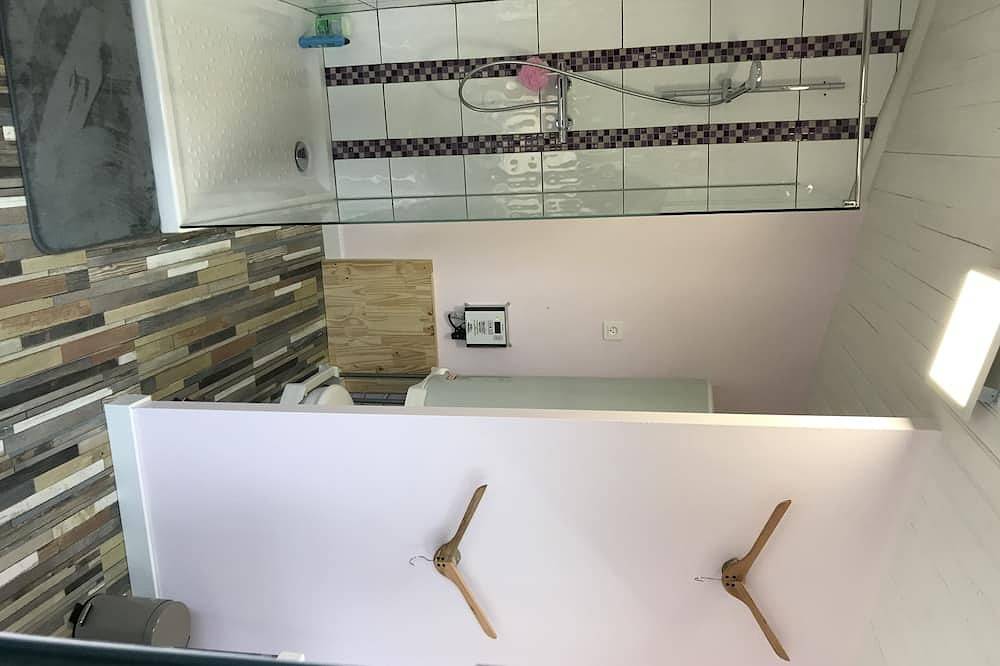 Ancienne cabane de pêcheur rénovée au bord de rivière sûr beau terrain clos. in Saint-Nizier-sous-Charlieu, Région de Roanne