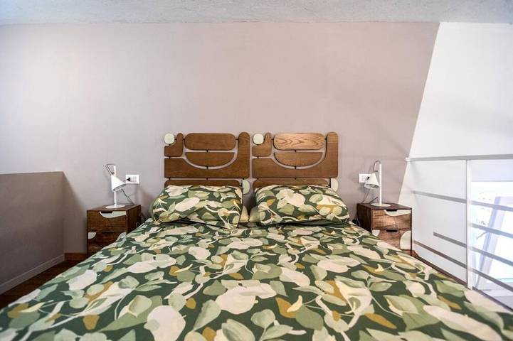 Ganze Wohnung, Gemütliche Zwei-Zimmer-Wohnung im Herzen der Altstadt von Arona, 100 m vom See entferntCasa degli Specchi befindet sich im malerischen historischen Zentrum von Arona, nur 100 Meter vom Ufer des Lago Maggiore entfernt. Die ideale Lage, um die Stadt zu Fu in Arona (Lago Maggiore), Arona Gemeinde