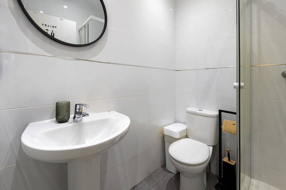 Shanghai: room with comfort and shared areas Gran Vía-Madrid in Centro (Madrid), Madrid