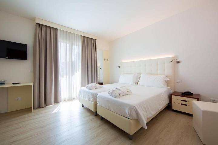 Hotel für 2 Personen, mit Whirlpool und Kinderpool sowie Pool und Garten in Lido di Jesolo - 2