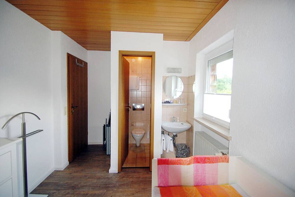 Fewo \"Birkenhof\" bis 3 Pers., auf 2 Ebenen, 80qm, Balkon u. Terrasse in Tachinger See, Taching am See