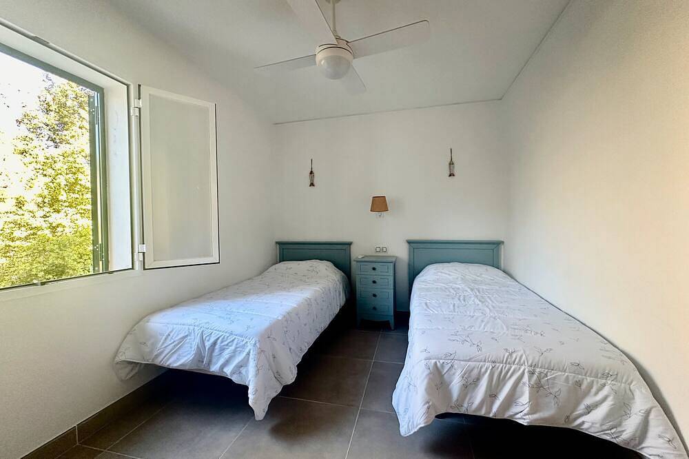 Entire apartment, Apartment 'Addaia' with Mountain Views, Shared Pool and Wi-Fi in Port d'Addaia, Es Mercadal