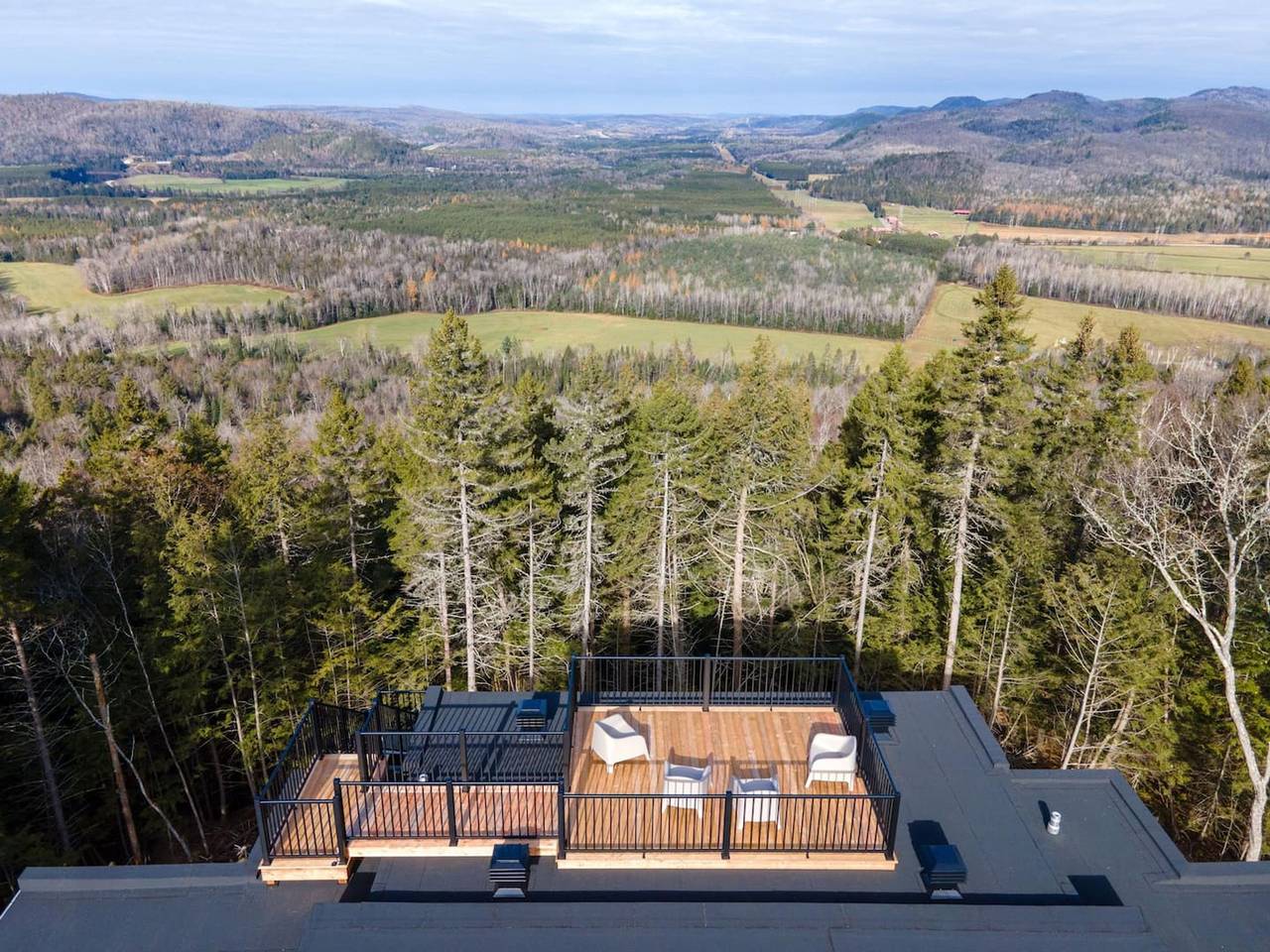 Chalet Xo Tremblant - 5Brs, Private Baths, Spa, Sauna & Rooftop in Quebec
