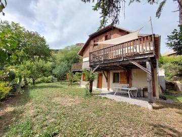 Gîte pour 10 personnes, avec jardin ainsi que vue et balcon à Châteauroux-les-Alpes