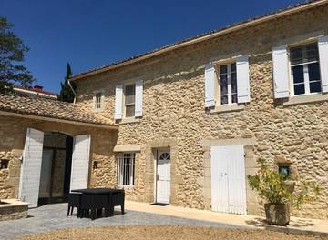 Gîte pour 18 personnes, avec piscine ainsi que jardin et terrasse, animaux acceptés à Cavaillon