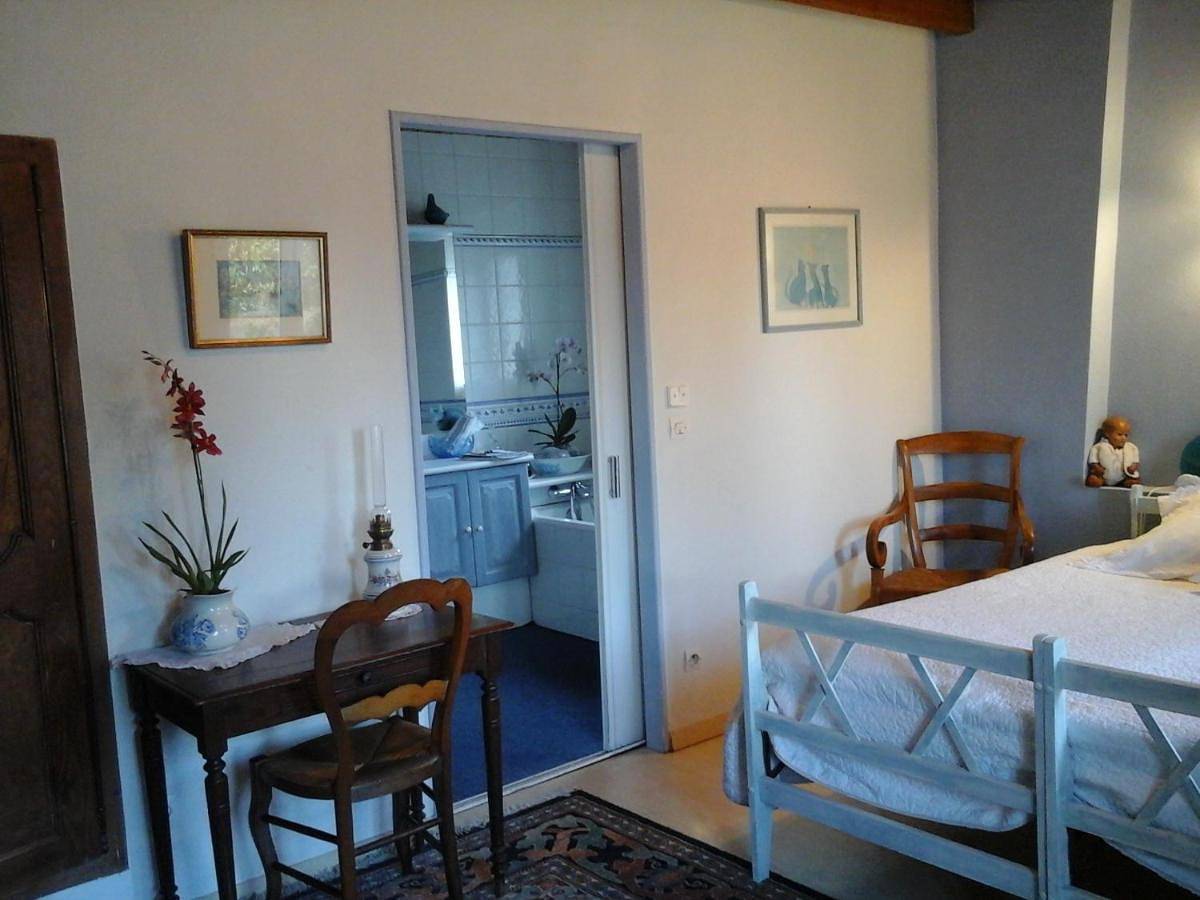 Double Room with Private Bathroom in Gémozac, Région de Saintes