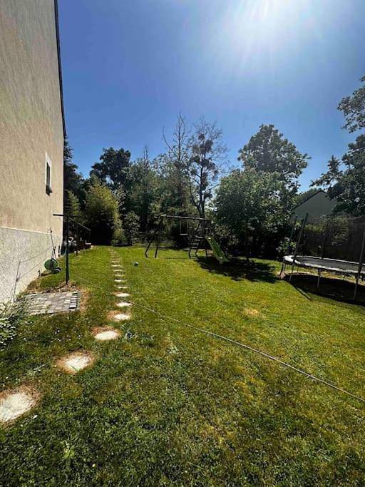 Location de vacances pour 10 personnes, avec terrasse ainsi que piscine et jardin à Saché - 2