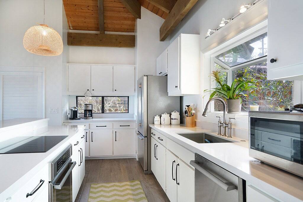 Zeitgenössisches Hawaii, das am ruhigen North Shore Beach lebt in Mokuleia, North Shore (Oahu)