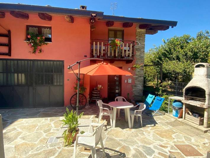 Location de vacances pour 10 personnes, avec Balcon et Terrasse ainsi que Jardin et Vue à Melle (Piemont)