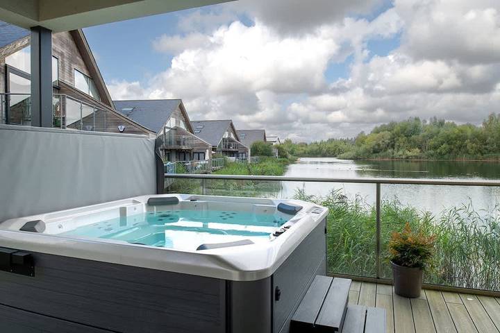At Waters Edge | Lakehouse, Hot Tub + Rowing Boat in Wiltshire