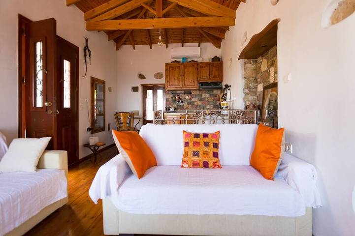 Vacation rental for 3 people, with yard and balcony, with pets in Samos