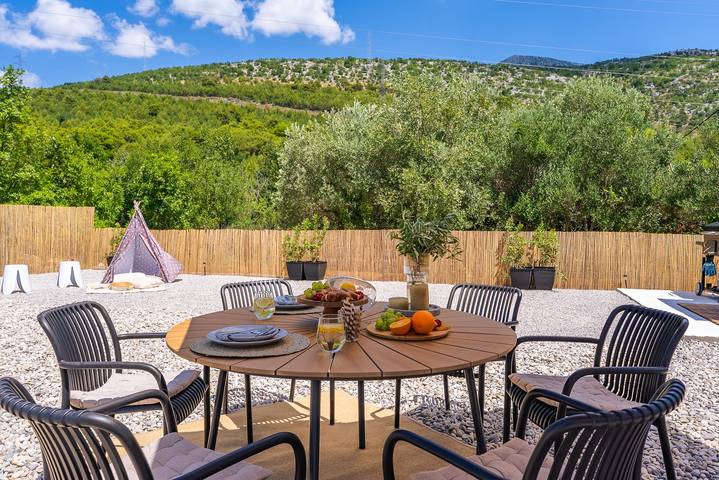 Villa Three Olives: A Perfect Family Retreat near Omis in Naklice, Split-Dalmatien