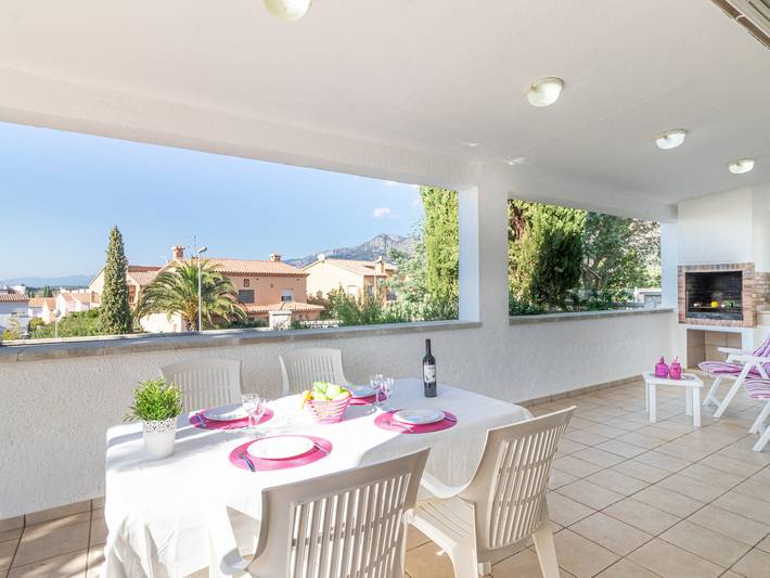 Villa για 6 άτομα, με Ταράτσα και Κήπο στη Ρόζες