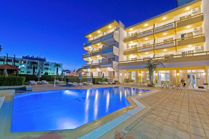 Appart’hôtel pour 4 personnes, avec jardin et bassin pour enfant ainsi que vue et piscine