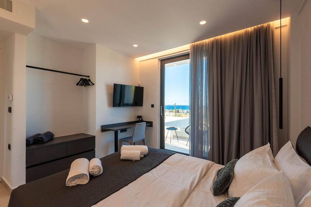 Aethra Deluxe Villa with pool, 700m from Beach in Iraklio-Heraklion und Umgebung