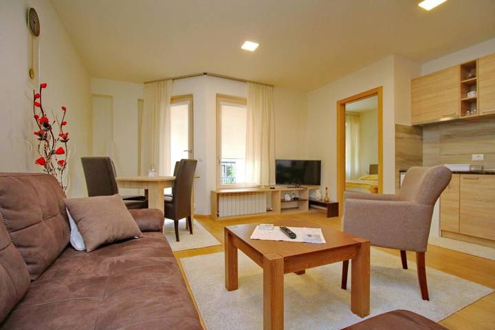 Ferienwohnung für 4 Personen, mit Balkon und Terrasse sowie Ausblick in Zlatibor