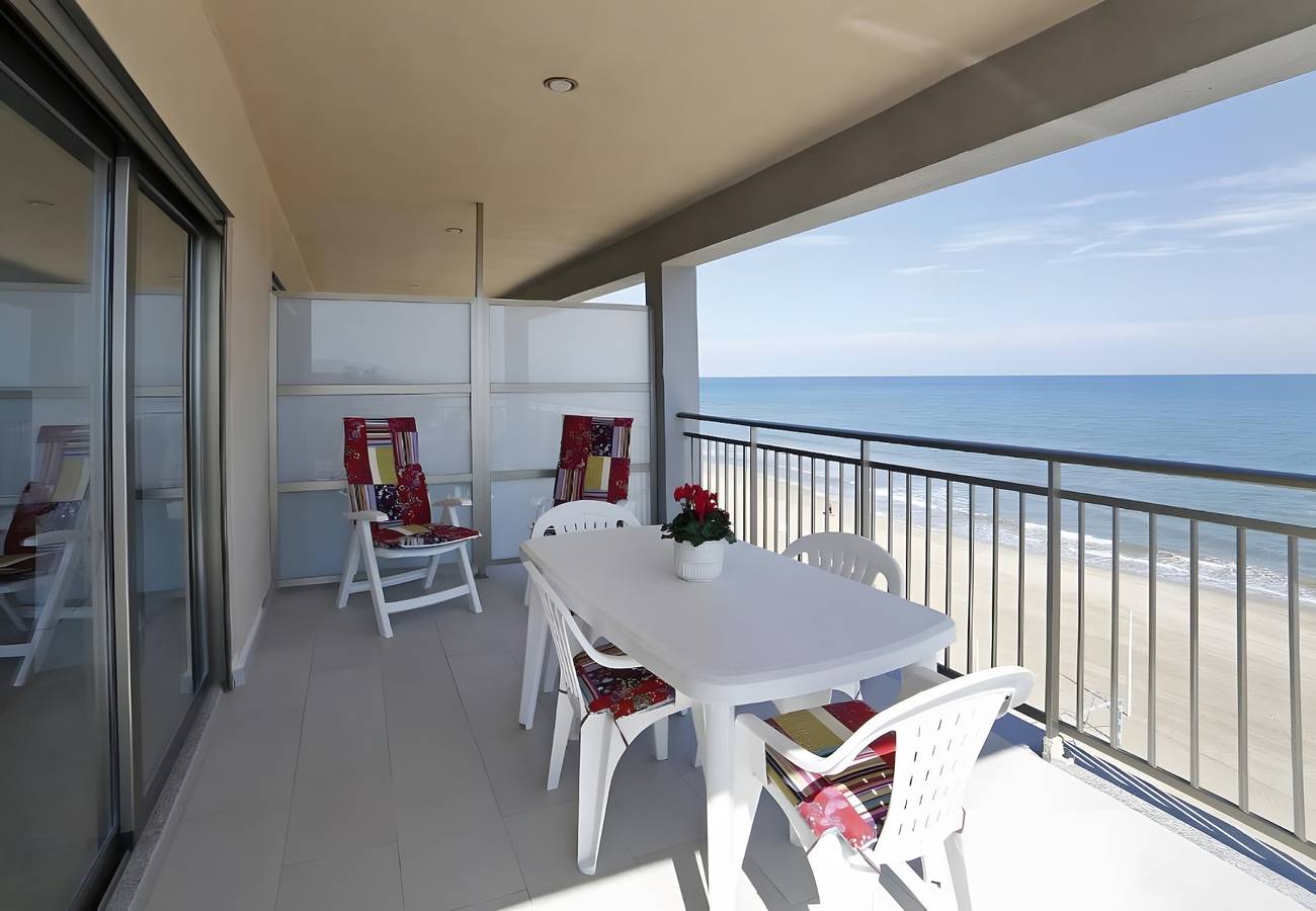 Appartement entier, Appartement "Voramar" avec vue sur la mer, terrasse privée et Wi-Fi in Bellreguard, Costa de Valencia